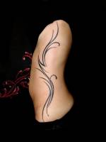Tatuaje para mujeres. Tattoo de un tribal en el costado