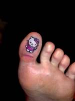 Tatuaje de Hello Kitty en el dedo gordo del pie