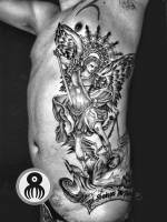 Tatuaje de un ángel matando a un demonio