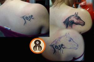 Tatuaje de un caballo en la espalda