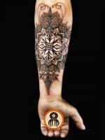 Tatuaje de un mandala en el antebrazo