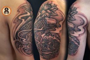 Tatuaje de una carpa y una calavera en el brazo