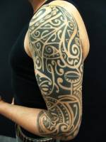 Tatuaje maori en el bazo y codo