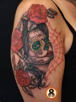 Tatuaje de una calavera mexicana y algunas rosas