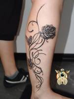 Tatuaje de unas rosas y unas lineas finas. Tatuaje en la pierna, para mujeres