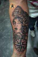Tatuaje de una chica pirata con algunas flores