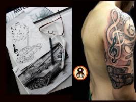 Tatuajes de unas notas musicales y un tanque