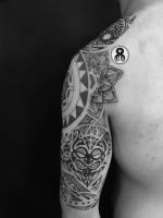 Tatuaje maorí en medio brazo