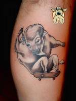 Tatuaje de un bufalo en monopatin