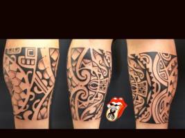 Tattoo maorí en la pierna
