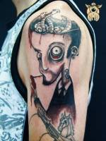 Tatuaje de un zombie tatuado, con gusanos en el cerebro