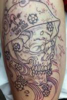 Tatuaje de un cráneo con casco militar