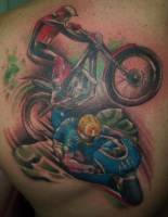 Tatuaje de un motociclista de trial y uno de F1