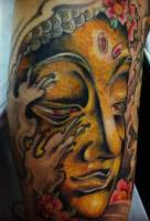 Tatuaje de la cabeza de Budha entre olas