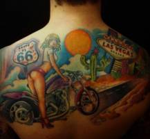 Tatuaje de Las vegas y La ruta 66  con una chica guapa en moto