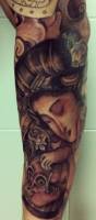 Tatuaje de una geisha abrazando un craneo