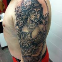 Tatuaje de una chica calavera mexicana y un payaso malévolo