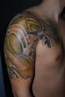 Tatuaje de una carpa Koi en el brazo