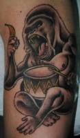 Tatuaje de un gorila tocando el tambor