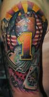 Tatuaje del número 1 junto con unas cartas y dinero. Tattoo con la bandera americana en forma de alas