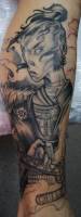 Tatuaje de un guerrero samurai en la pierna