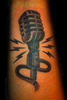Tatuaje de un micrófono para cantar