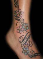 Tatuaje de flores en el pie. Tattoo para mujer