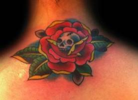 Tatuaje de una calavera dentro de una rosa