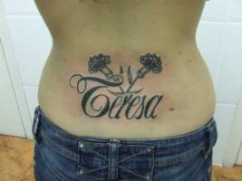 Tatuaje del nombre Teresa con dos flores