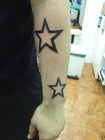 Tatuaje de dos estrellas