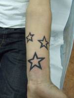 Tatuaje de tres estrellas en el antebrazo