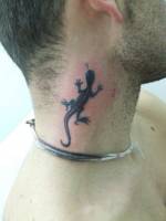Tatuaje de un lagarto en el cuello