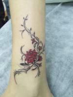 Tatuaje de una rosa con plantas