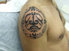 Tatuaje maori circular en el hombro