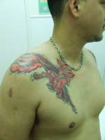 Tatuaje de un ave fenix en el pecho