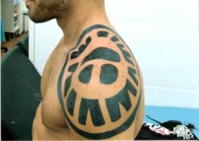 Tatuaje circular en el hombro