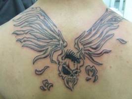 Tatuaje de una calavera de demonio con alas