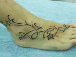 Tatuaje de estrellas en el pie