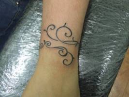 Tatuaje de una pulsera de finas lineas