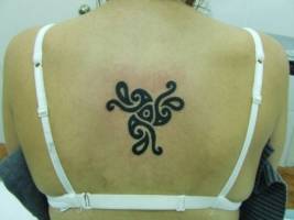 Tatuaje de un simbolo celta en la espalda