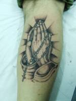 Tatuaje de unas manos rezando, con un rosario