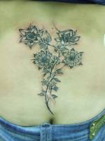 Tatuaje de unas flores  donde empieza el culo