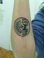 Tatuaje de un simbolo en el antebrazo