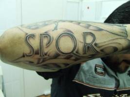 Tatuaje de las siglas SPQR