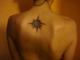Tatuaje de un sol en la espalda. Tattoo para mujer