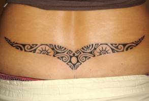 Tatuaje maori en la zona lumbar de una mujer