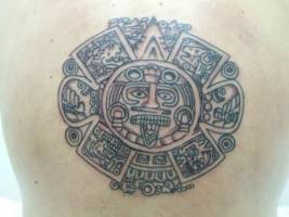 Tatuaje de un sol maya