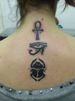 Tatuaje de una cruz ansada, el ojo de Horus y Escarabeo 