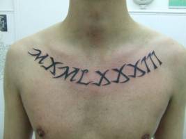 Tatuaje de una fecha en números romanos rodeando el cuello