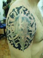 Tatuaje del número 13 entre tribales